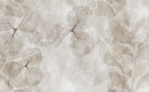Grafica per carta da parati artistica modello Gaia di Contempora Wall Art. Un disegno botanico astratto ed etereo caratterizzato da macro-fiori e foglie con delicate venature in trasparenza, sovrapposti a uno sfondo materico nei toni caldi del beige, del tortora e dell'argilla cruda con texture effetto intonaco vissuto.